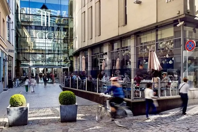 kā darbojas tirdzniecības centri bināro iespēju tirgotāja riska pārvaldība